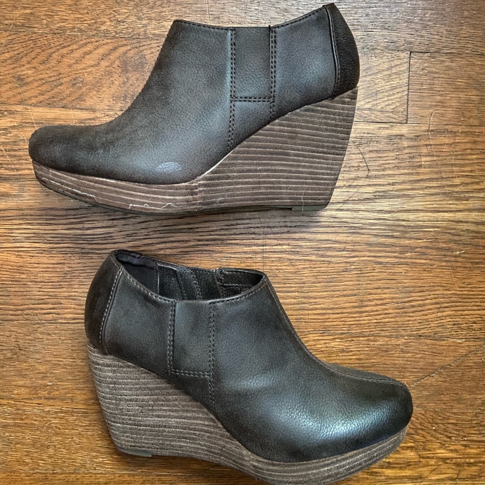 Dr Scholls brown leather wedge booties size 7